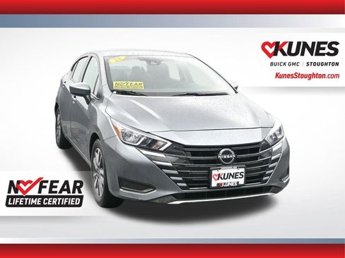 Used 2023 Nissan Versa SV image 3