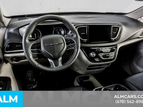 Used 2024 Chrysler Pacifica Touring-L image 22