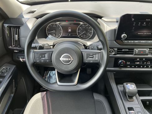 Used 2024 Nissan Pathfinder S AWD/4WD image 26