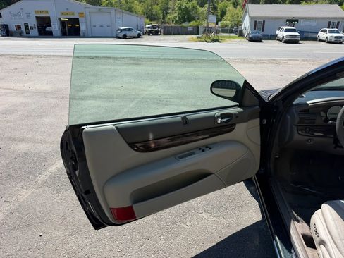 Used 2004 Chrysler Sebring Limited w/ Driver Convenience Group FWD image 20