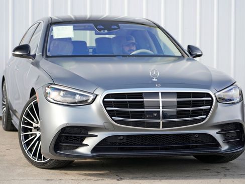 Used 2022 Mercedes-Benz S 580 S 580 w/ AMG Line & Night Pack image 4