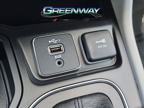 Used 2020 Jeep Cherokee Latitude Plus w/ Comfort/Convenience Group FWD image 14