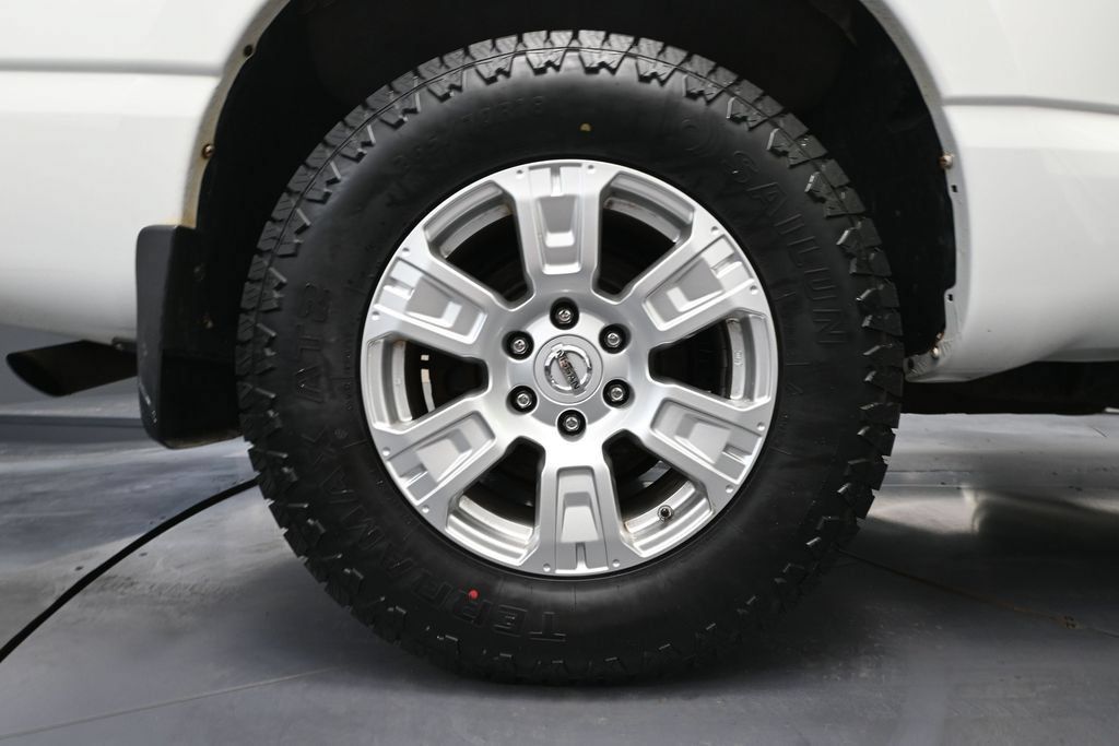 Used 2018 Nissan Titan SV AWD/4WD image 10