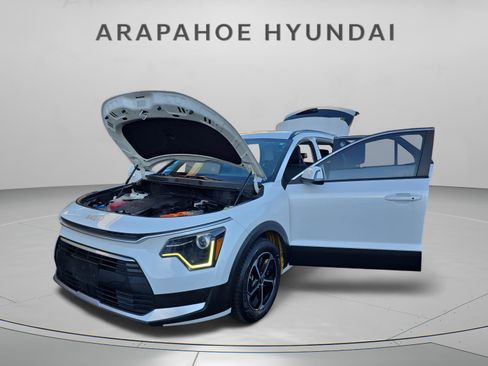 Used 2023 Kia Niro EX image 2