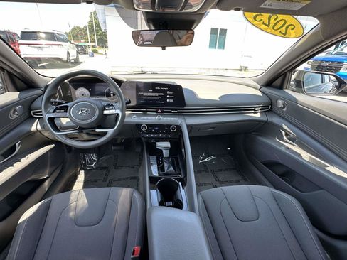 Used 2023 Hyundai Elantra SEL w/ Convenience Package FWD image 7