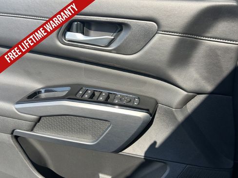 Used 2025 Nissan Pathfinder SL AWD/4WD image 22