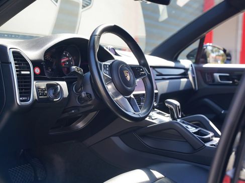Used 2019 Porsche Cayenne image 3