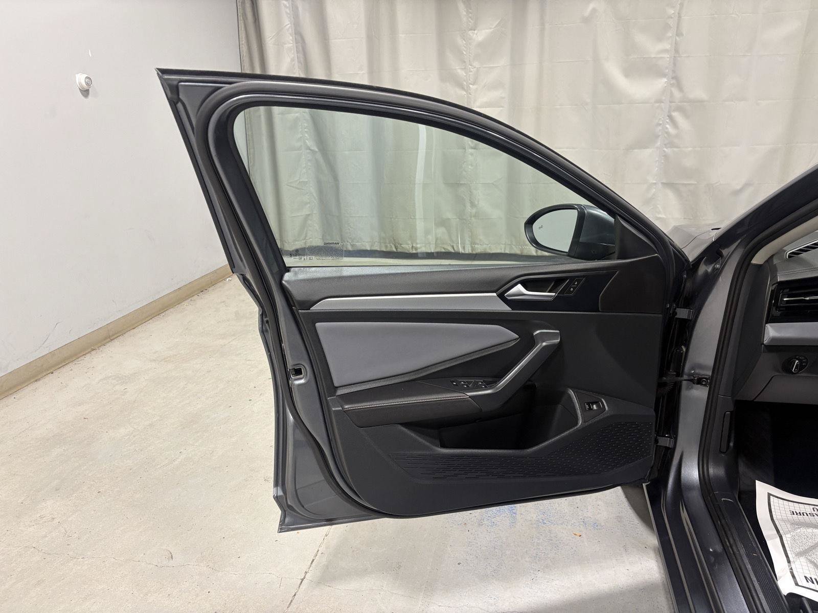 Used 2025 Volkswagen Jetta SE FWD image 17