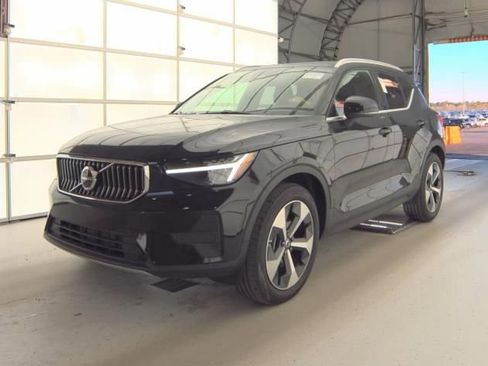 Used 2025 Volvo XC40 B5 Core AWD/4WD image 1