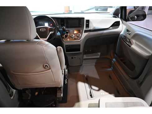 Used 2016 Toyota Sienna XLE w/ XLE Navigation Package FWD image 23