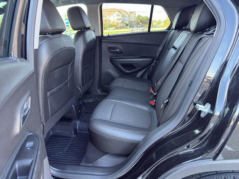 Used 2022 Chevrolet Trax LT w/ Midnight Edition AWD/4WD image 32