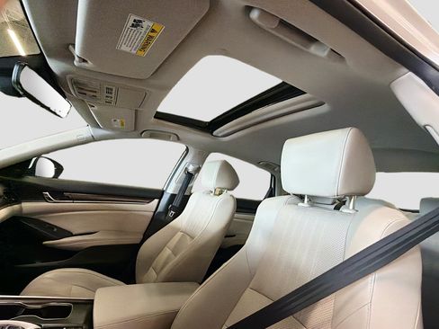 Used 2018 Honda Accord Touring image 25