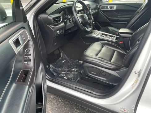 Used 2020 Ford Explorer XLT w/ Equipment Group 202A AWD/4WD image 10
