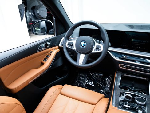 Used 2026 BMW X5 xDrive50e w/ M Sport Package AWD/4WD image 9