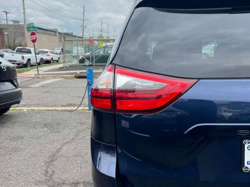 Used 2020 Toyota Sienna XLE w/ XLE Navigation Package image 7