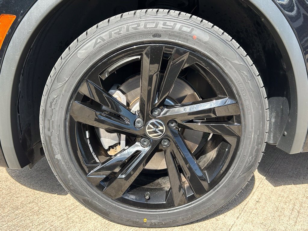 Certified 2023 Volkswagen Tiguan SE R-Line FWD image 34
