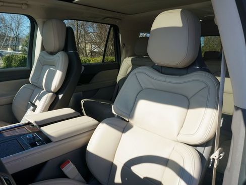 Used 2023 Lincoln Navigator Reserve image 11