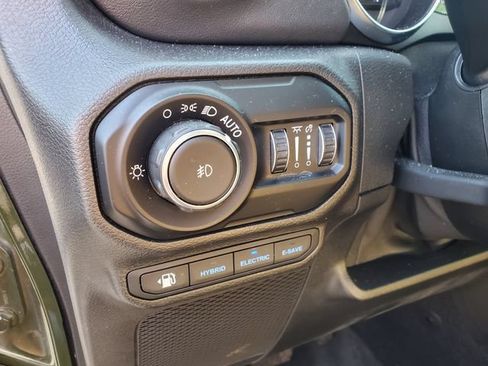 Used 2021 Jeep Wrangler Unlimited Sahara w/ Cold Weather Group AWD/4WD image 20