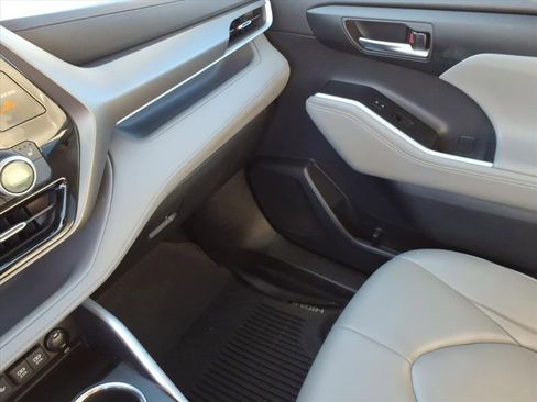 Used 2020 Toyota Highlander XLE image 36
