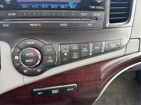 Used 2012 Toyota Sienna XLE FWD image 24