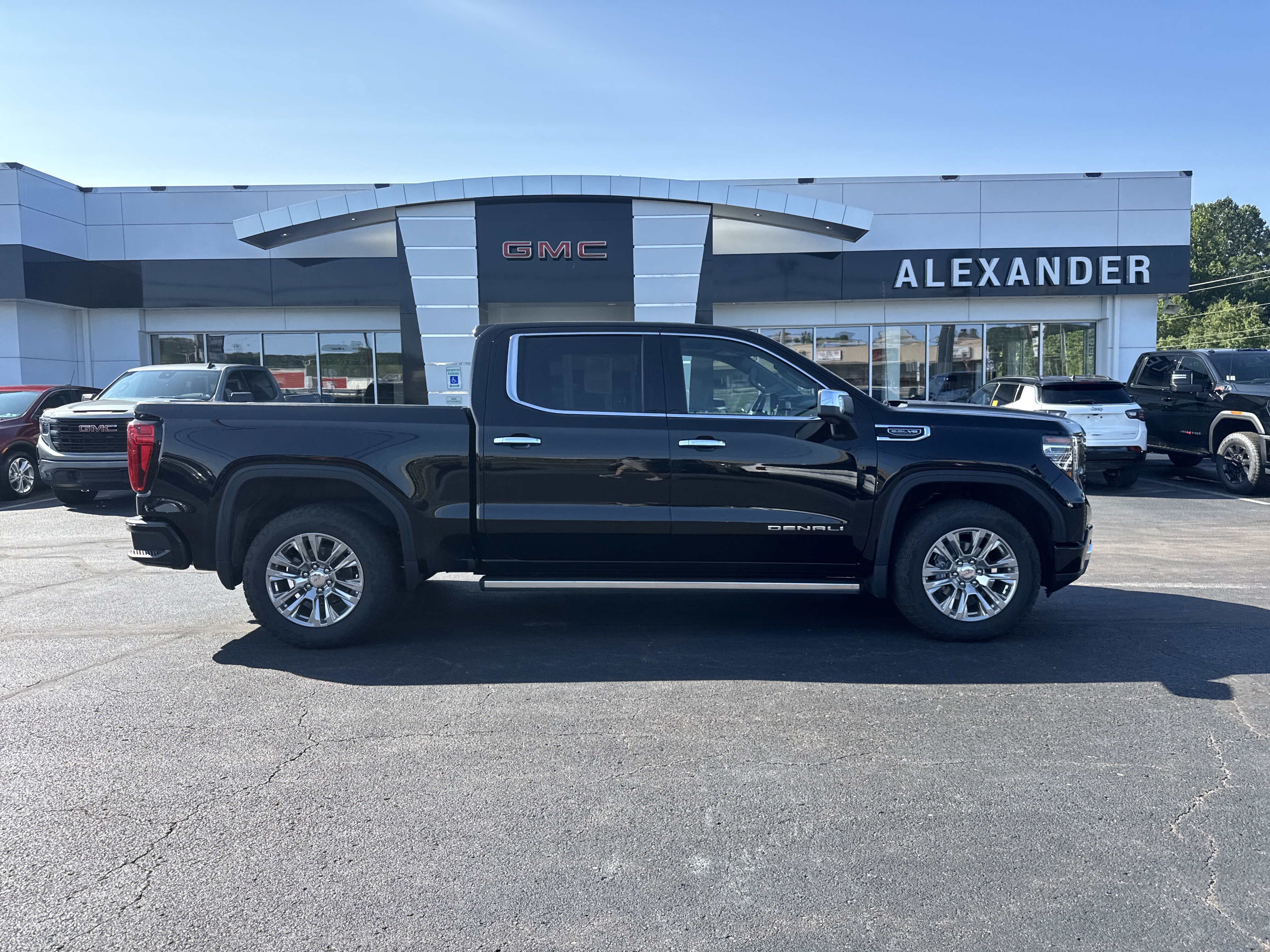 Used 2023 GMC Sierra 1500 Denali AWD/4WD image 2