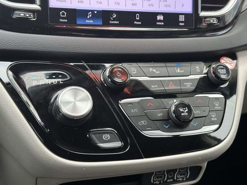 Used 2023 Chrysler Pacifica Touring-L image 15