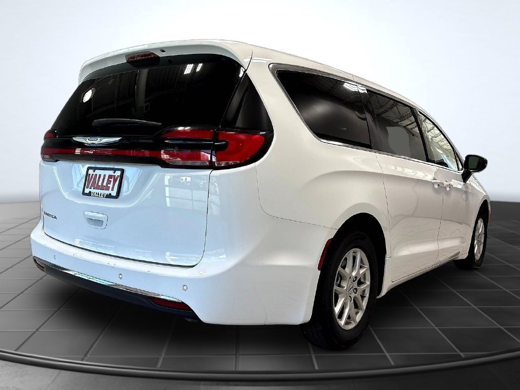 Used 2024 Chrysler Pacifica Touring-L FWD image 8