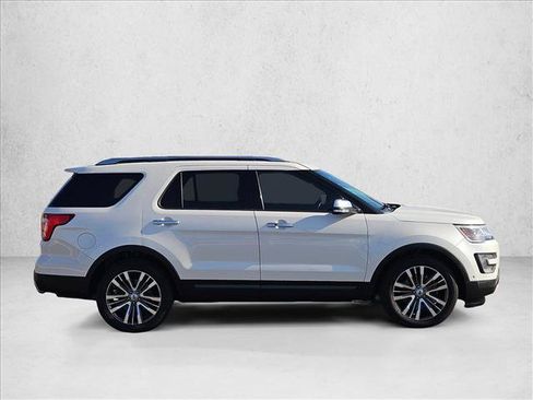Used 2017 Ford Explorer Platinum AWD/4WD image 4