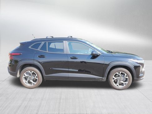 Used 2025 Chevrolet Trax LT FWD image 8