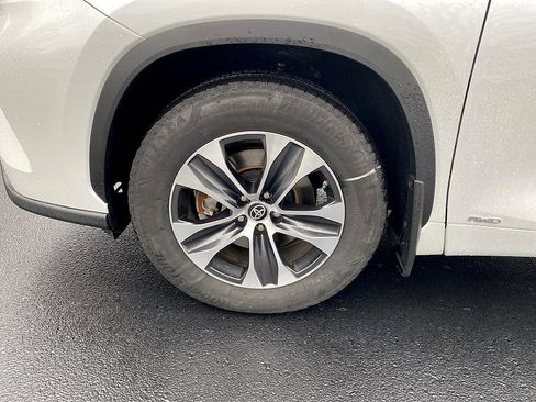 Certified 2025 Toyota Highlander XLE image 8