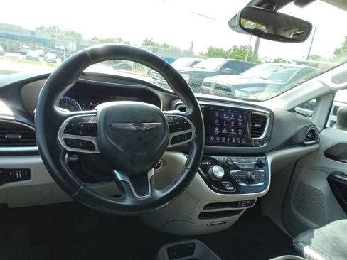 Used 2018 Chrysler Pacifica Touring-L FWD image 15