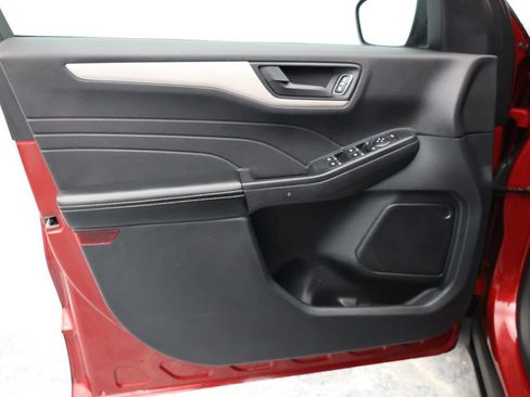 Used 2022 Ford Escape SE w/ SE Sport Appearance Package image 8