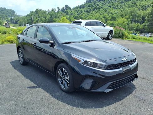 Certified 2023 Kia Forte LXS FWD image 4