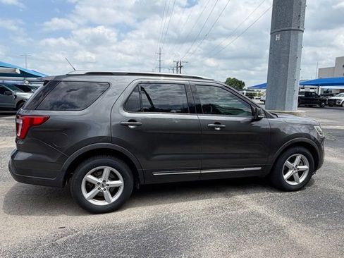 Used 2019 Ford Explorer XLT w/ Equipment Group 201A FWD image 8