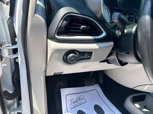 Used 2022 Chrysler Pacifica Touring-L FWD image 34