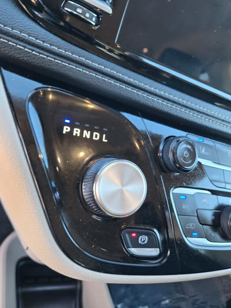 Used 2024 Chrysler Pacifica Limited FWD image 11