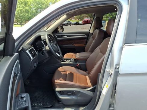 Used 2023 Volkswagen Atlas SE w/ Panoramic Sunroof Package AWD/4WD image 4