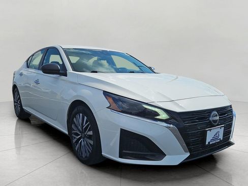 Used 2025 Nissan Altima 2.5 SV FWD image 1
