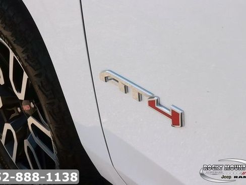Used 2024 GMC Yukon AT4 AWD/4WD image 10