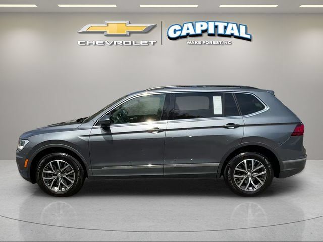 Used 2020 Volkswagen Tiguan SE w/ Panoramic Sunroof Package FWD image 2