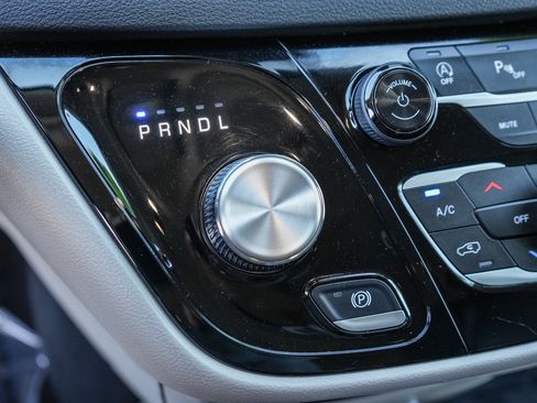 Used 2024 Chrysler Pacifica Touring-L image 20