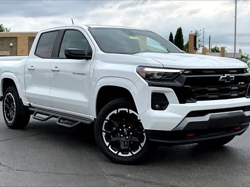 Used 2026 Chevrolet Colorado Z71 w/ Technology Package AWD/4WD image 3