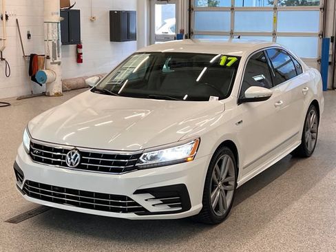 Used 2017 Volkswagen Passat 1.8T R-Line w/ R-Line Lighting Package FWD image 4