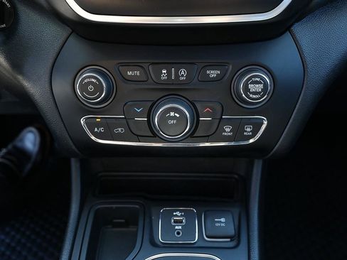 Used 2019 Jeep Cherokee Latitude w/ Cold Weather Group FWD image 17