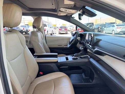 Used 2022 Toyota Sienna XLE FWD image 19