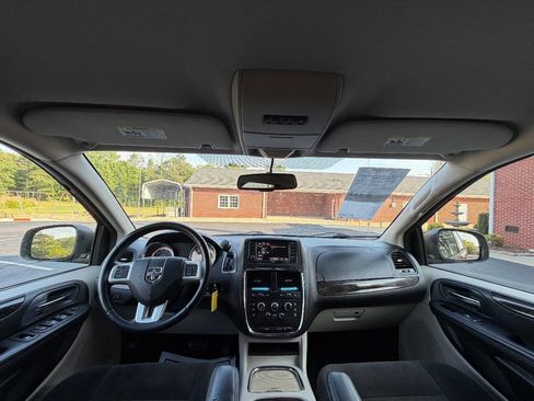 Used 2016 Dodge Grand Caravan SXT w/ UConnect Hands-Free Group FWD image 16