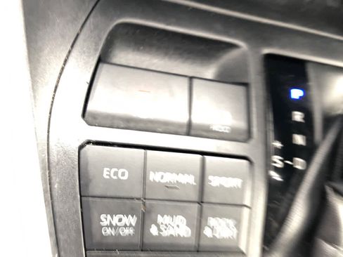 Used 2021 Toyota RAV4 LE AWD/4WD image 19