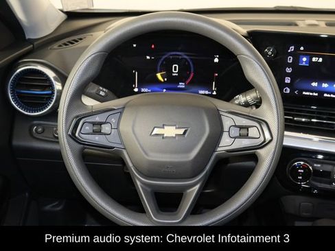 Used 2025 Chevrolet Trax LT FWD image 7