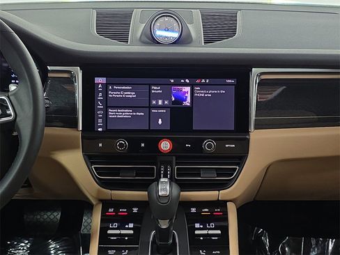 Certified 2025 Porsche Macan image 16