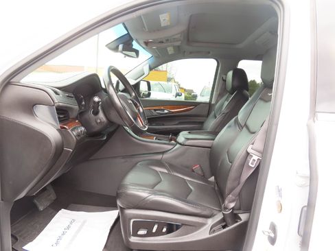 Used 2017 Cadillac Escalade Premium Luxury AWD/4WD image 16